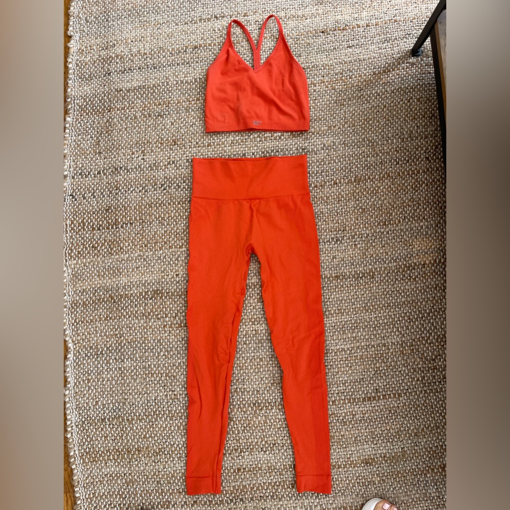 SET Active Sculptflex V Bra and leggings set in Guava